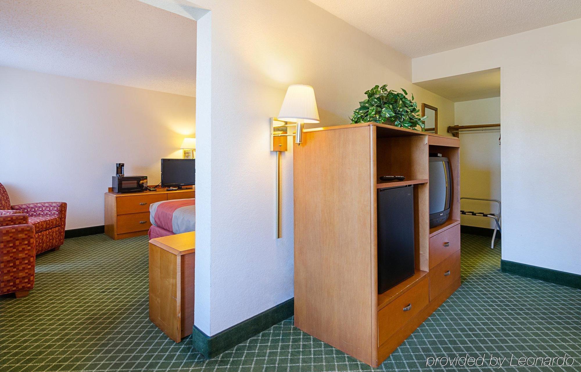 Econo Lodge Inn & Suites Johnson City Exterior photo