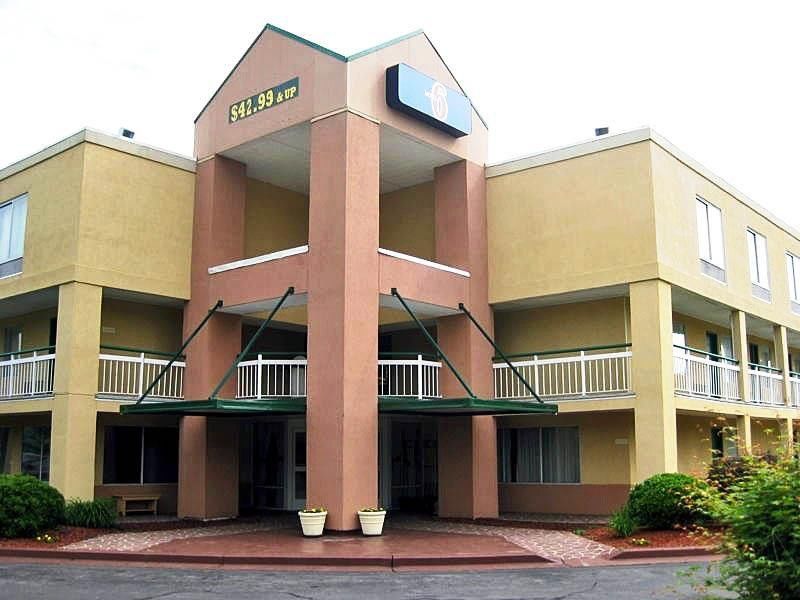 Econo Lodge Inn & Suites Johnson City Exterior photo