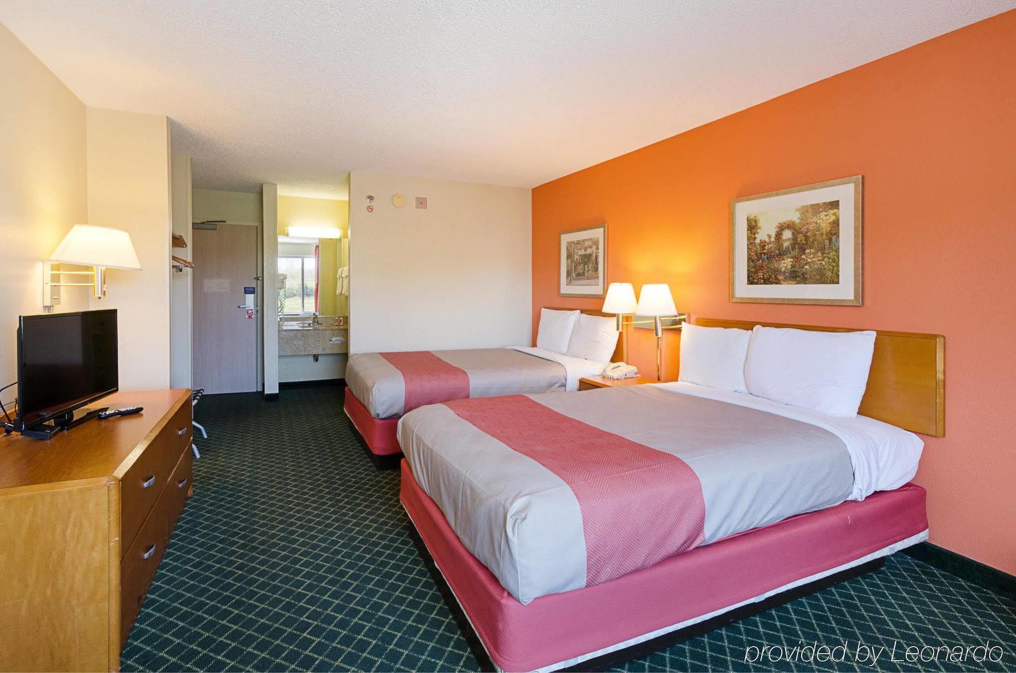 Econo Lodge Inn & Suites Johnson City Exterior photo