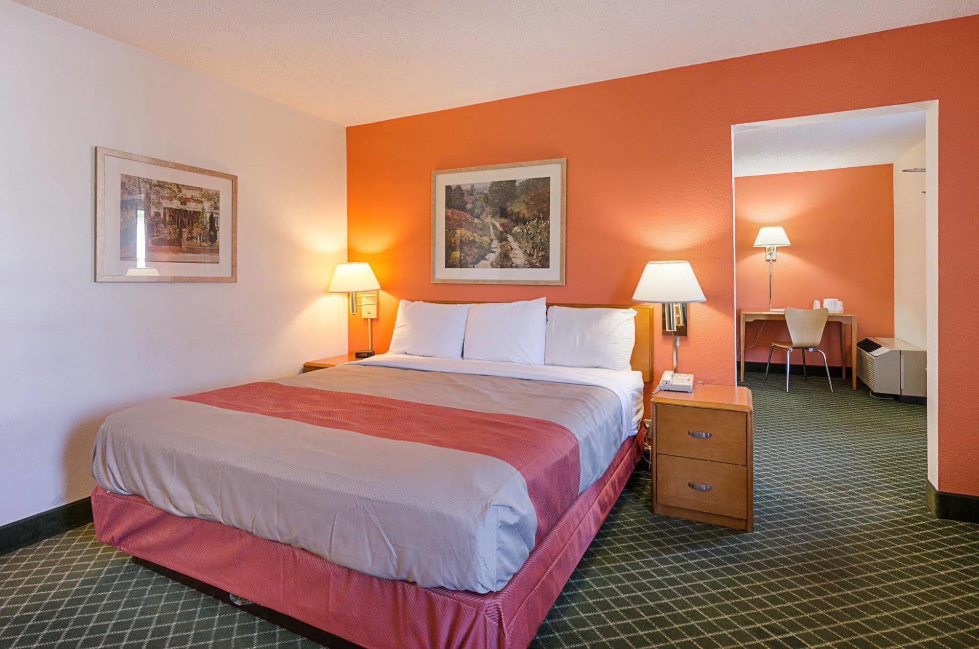 Econo Lodge Inn & Suites Johnson City Exterior photo